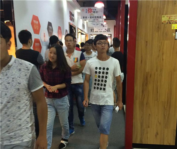 長江職業(yè)技術(shù)學(xué)院組織應(yīng)屆新生深入今泰裝飾(圖1) 長江職業(yè)技術(shù)學(xué)院組織應(yīng)屆新生深入今泰裝飾(圖1)